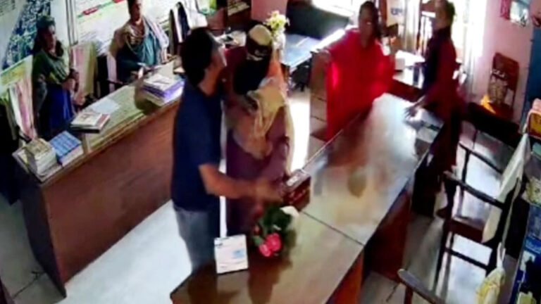 ছাত্রীকে শাসন করায় চুয়াডাঙ্গায় প্রধান শিক্ষককে মারধর