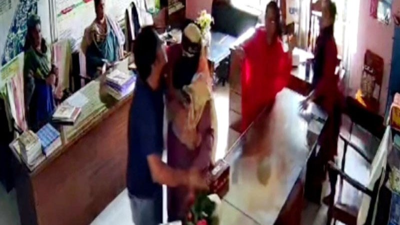 ছাত্রীকে শাসন করায় চুয়াডাঙ্গায় প্রধান শিক্ষককে মারধর