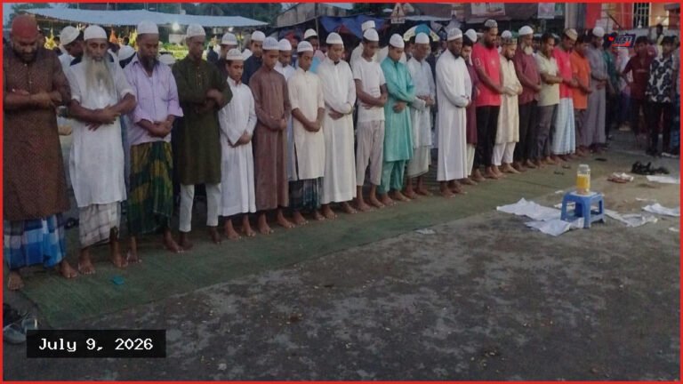 জামালপুরে জলাবদ্ধতা নিরসনের দাবিতে রেললাইনে এলাকাবাসীর অবরোধ