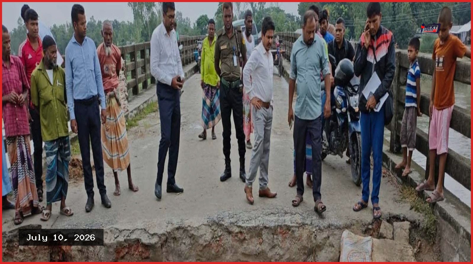 নীলফামারীতে বেলতলী ব্রিজের সংযোগ সড়ক ধসে যোগাযোগ বিচ্ছিন্ন