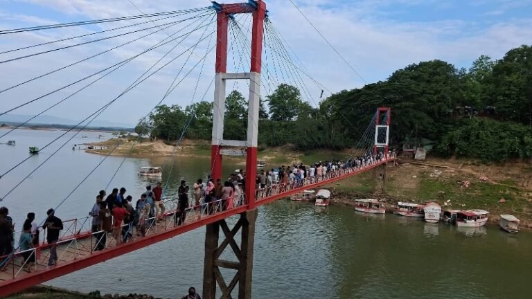 মাটি সরে হেলে পড়ল বৈদ্যুতিক পিলার, রাঙ্গামাটি শহরে বিদ্যুৎ বিচ্ছিন্ন
