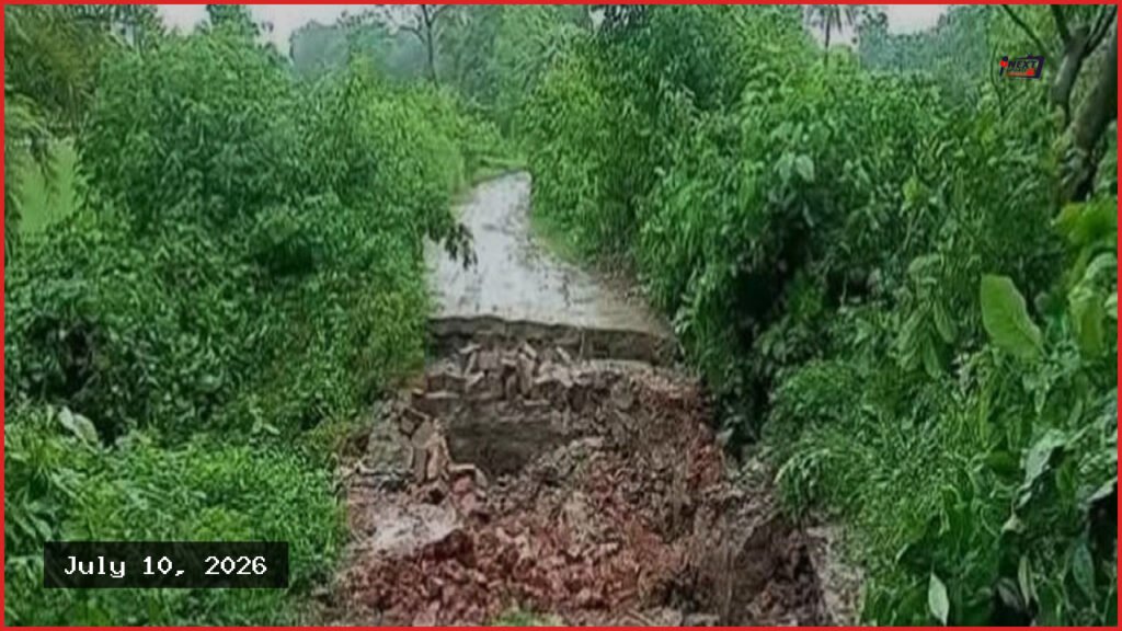 টানা বর্ষণে ধসে পড়ল চুয়াডাঙ্গার জয়রামপুর-কুমারীদহ সড়কের একাংশ