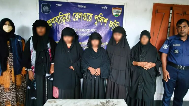 ব্রাহ্মণবাড়িয়া রেলস্টেশনে ১১ নারী ছিনতাইকারী গ্রেপ্তার