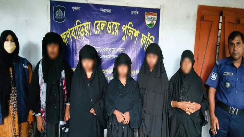 ব্রাহ্মণবাড়িয়া রেলস্টেশনে ১১ নারী ছিনতাইকারী গ্রেপ্তার