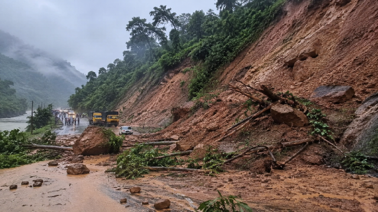 চট্টগ্রামে অতিবৃষ্টি ও পাহাড় ধসে ১৩ জনের মৃত্যু