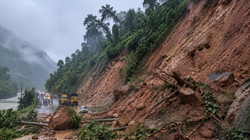 চট্টগ্রামে অতিবৃষ্টি ও পাহাড় ধসে ১৩ জনের মৃত্যু