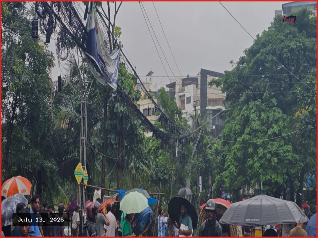 ঢাকায় টানা বৃষ্টিতে জনদুর্ভোগ চরমে, জলাবদ্ধতায় অচল জনজীবন