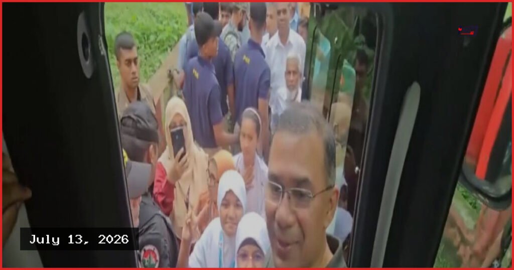 স্কুলছাত্রদের দেখে গাড়ি থামিয়ে উপহার দিলেন প্রধানমন্ত্রী