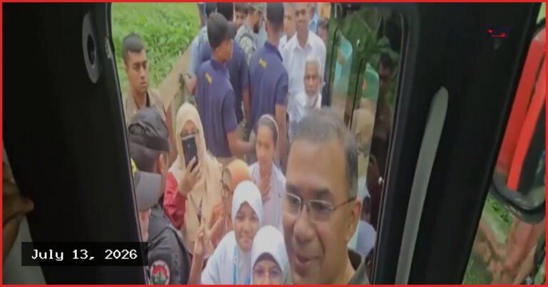 স্কুলছাত্রদের দেখে গাড়ি থামিয়ে উপহার দিলেন প্রধানমন্ত্রী