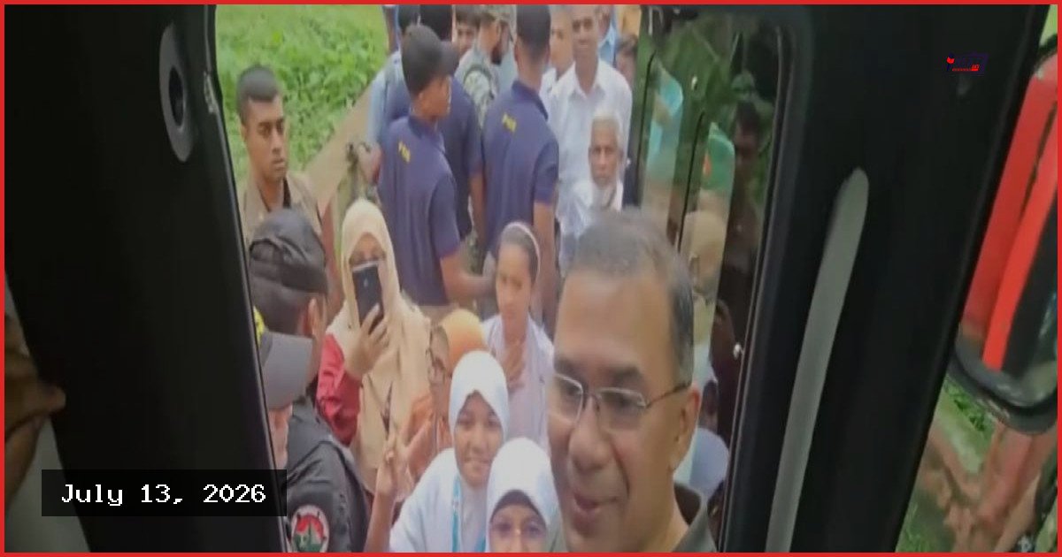স্কুলছাত্রদের দেখে গাড়ি থামিয়ে উপহার দিলেন প্রধানমন্ত্রী