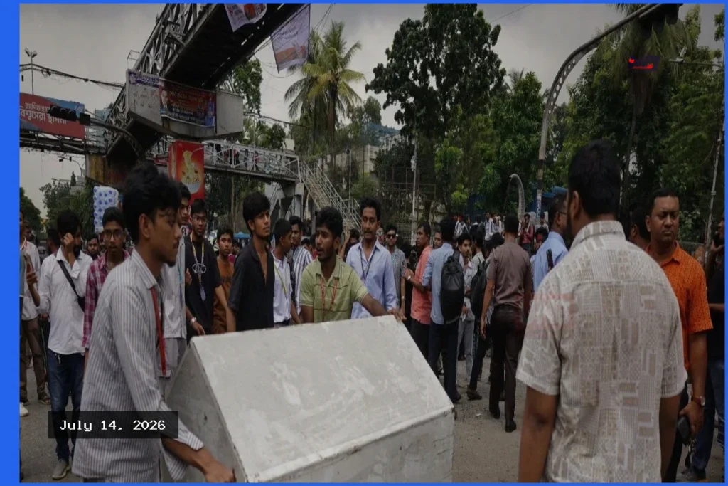 শিক্ষামন্ত্রীর পদত্যাগ দাবিতে সায়েন্সল্যাব মোড় অবরোধ শিক্ষার্থীদের