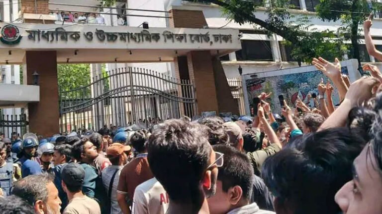 এইচএসসি পরীক্ষা নিয়ে দেশজুড়ে শিক্ষার্থীদের বিক্ষোভ, পদত্যাগ দাবি শিক্ষামন্ত্রীর