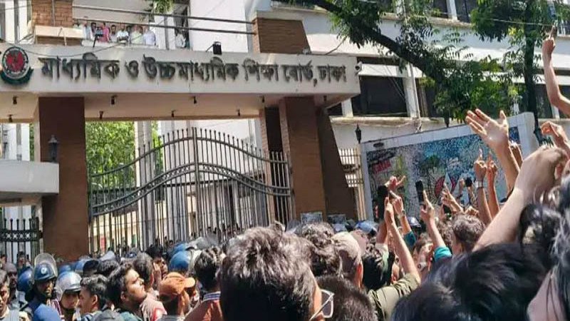এইচএসসি পরীক্ষা নিয়ে দেশজুড়ে শিক্ষার্থীদের বিক্ষোভ, পদত্যাগ দাবি শিক্ষামন্ত্রীর