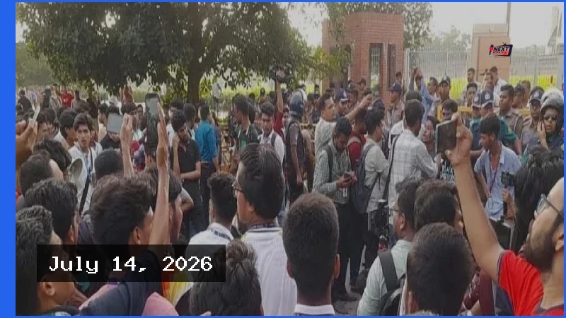 শিক্ষামন্ত্রীর পদত্যাগের দাবিতে সংসদ ভবনের সামনে অবস্থান এইচএসসি পরীক্ষার্থীদের