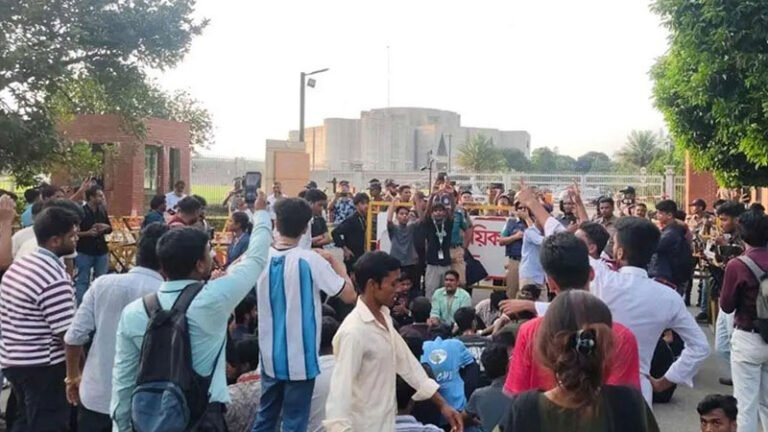 তিন দফা দাবিতে জাতীয় সংসদ ভবনের সামনে শিক্ষার্থীদের অবস্থান