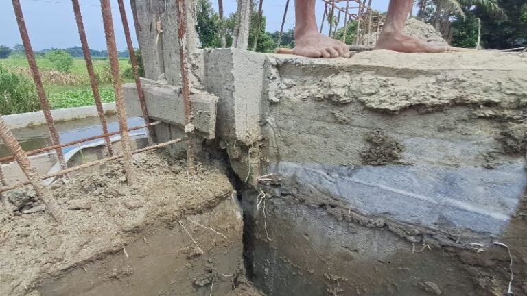 মতলবে দুই কোটি টাকার নির্মাণাধীন সেতুতে বড় ফাটল