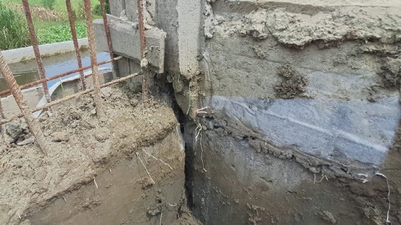 মতলবে দুই কোটি টাকার নির্মাণাধীন সেতুতে বড় ফাটল