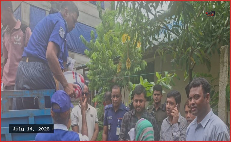 সীতাকুণ্ডে পানিবন্দি মানুষের দ্বারে ত্রাণ নিয়ে ছুটছে প্রশাসন