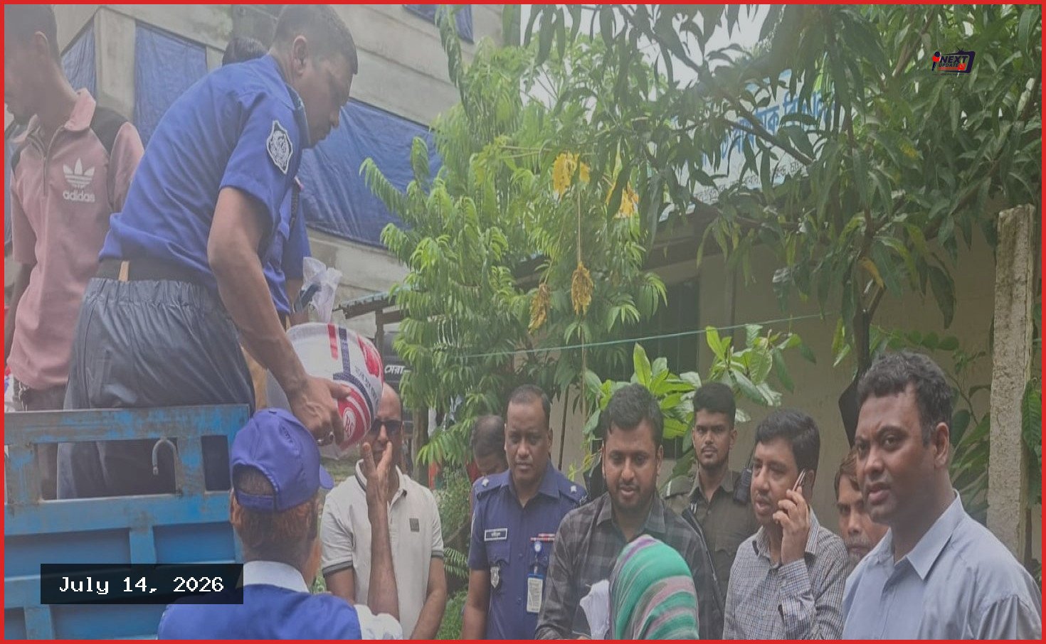 সীতাকুণ্ডে পানিবন্দি মানুষের দ্বারে ত্রাণ নিয়ে ছুটছে প্রশাসন