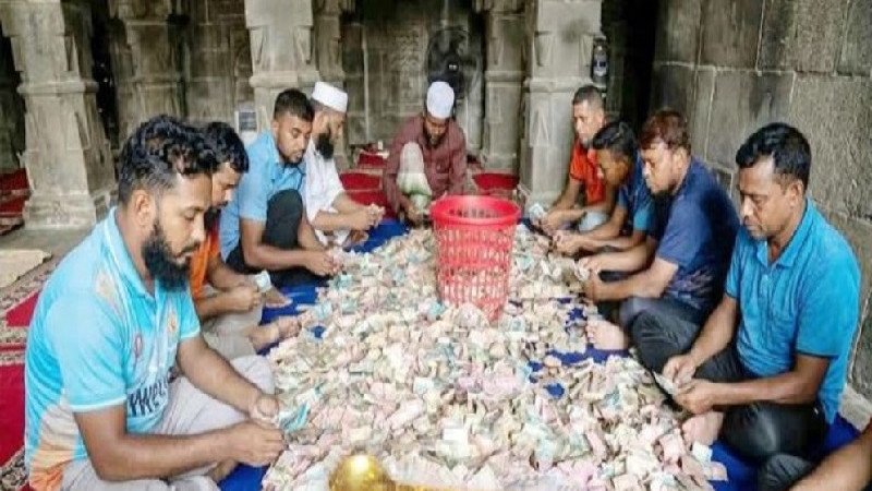 নওগাঁর কুসুম্বা শাহী মসজিদের দানবাক্সে মিলল ১৩ লাখ টাকা