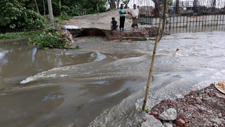 ব্রাহ্মণবাড়িয়ায় ঢলের পানিতে বিকল্প সড়ক ভেঙে জনদুর্ভোগ