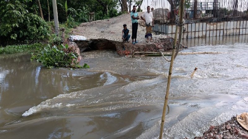 ব্রাহ্মণবাড়িয়ায় ঢলের পানিতে বিকল্প সড়ক ভেঙে জনদুর্ভোগ