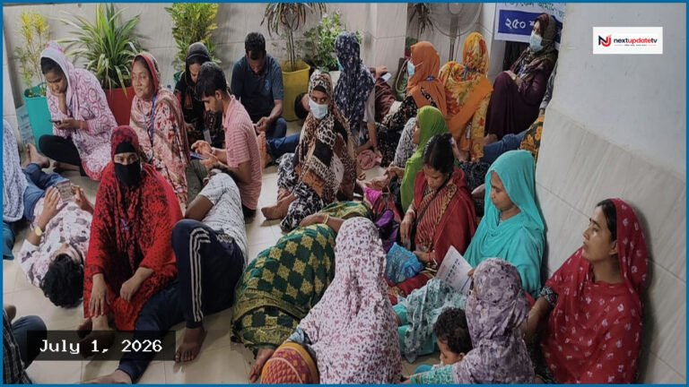 চাকরি বহালের দাবিতে বাগেরহাট হাসপাতালে প্রশাসনিক ভবনে তালা