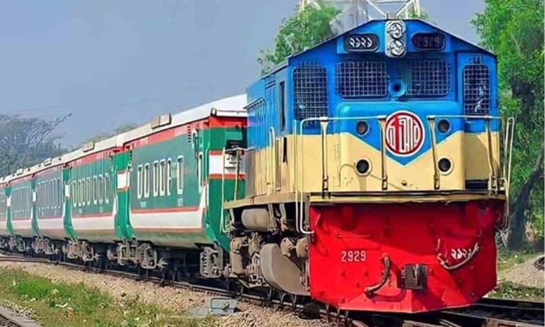 রাজশাহী বিশ্ববিদ্যালয়ের শিক্ষার্থীকে লাঞ্ছনা, ট্রেন চলাচল বন্ধ
