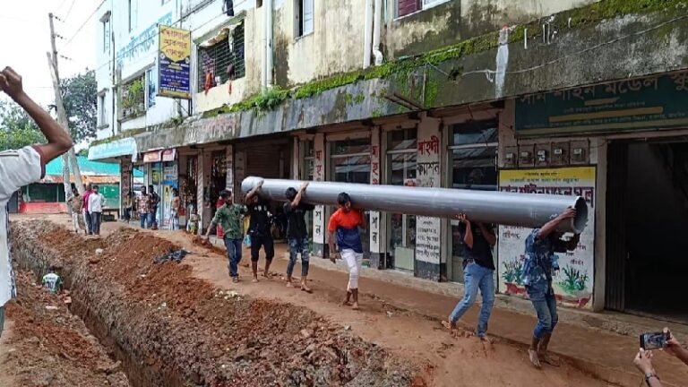 গাজীপুরে জলাবদ্ধতা নিরসনে এলাকাবাসীর অর্থায়নে ড্রেন নির্মাণ