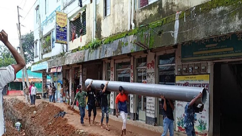 গাজীপুরে জলাবদ্ধতা নিরসনে এলাকাবাসীর অর্থায়নে ড্রেন নির্মাণ
