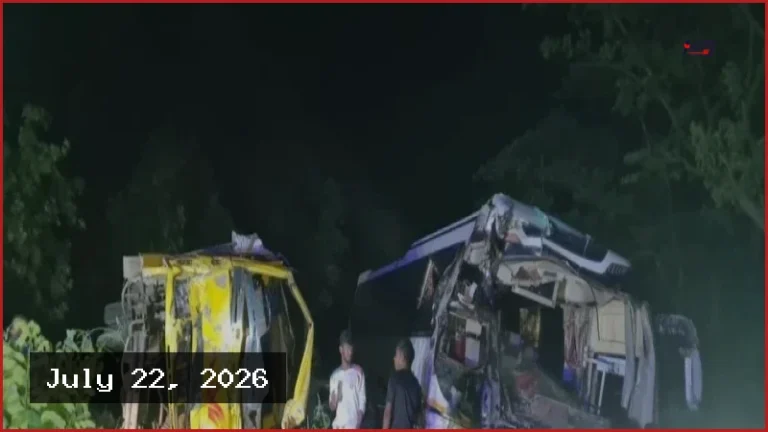নাটোরের গুরুদাসপুরে বাস-ট্রাক সংঘর্ষে নিহত হেলপার, আহত ১২