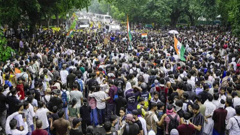 প্রশ্নপত্র ফাঁস ও দুর্নীতিতে উত্তাল ভারত, চাপে মোদি সরকার