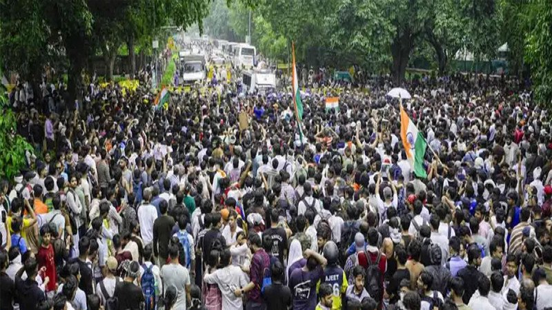 প্রশ্নপত্র ফাঁস ও দুর্নীতিতে উত্তাল ভারত, চাপে মোদি সরকার