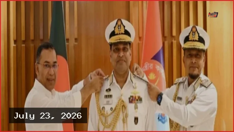 নতুন নৌবাহিনী প্রধান খোন্দকার মিসবাহ উল আজীমকে র‍্যাংক ব্যাজ পরিয়ে দেওয়া হলো