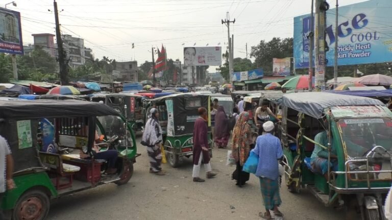 ময়মনসিংহ শহরে অটোরিকশার দৌরাত্ম্য ও ভোগান্তিতে অতিষ্ঠ নগরবাসী