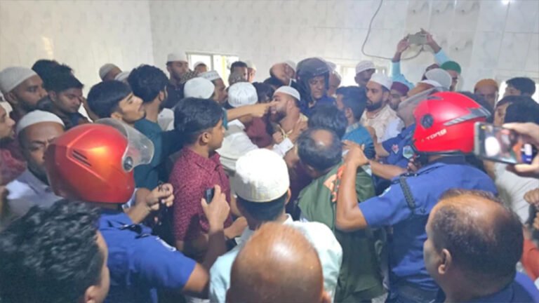 সাঁথিয়ায় জুমার নামাজে ইমামতি নিয়ে বিএনপি-জামায়াত কর্মীদের হাতাহাতি