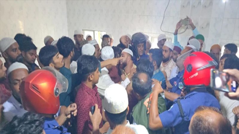 সাঁথিয়ায় জুমার নামাজে ইমামতি নিয়ে বিএনপি-জামায়াত কর্মীদের হাতাহাতি