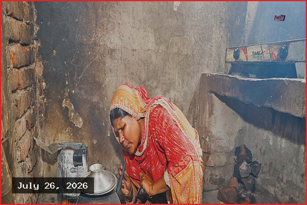 গ্যাসের সংকট কাটছে না এখনই, ভোগান্তিতে গ্রাহক