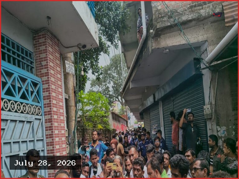 যশোরে এমপি গোলাম রসুলের বাড়িতে এলাকাবাসীর হামলা ও ভাঙচুর