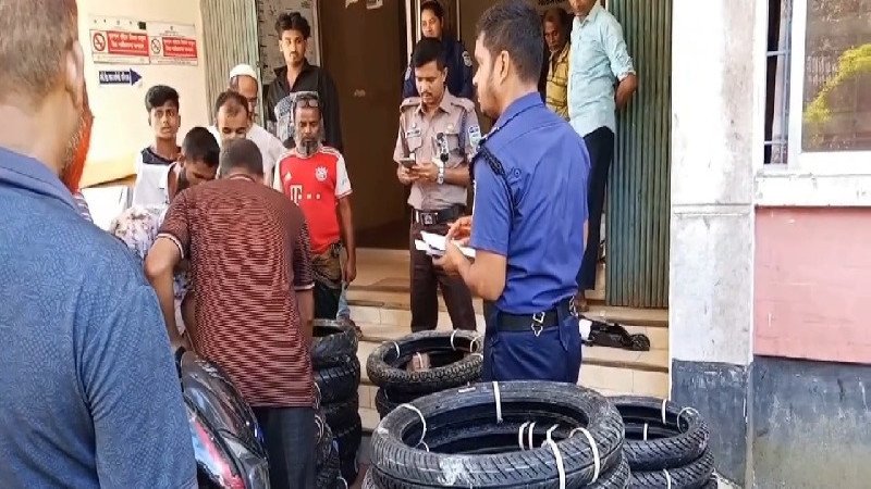 নেত্রকোণায় ৪৫টি ভারতীয় টায়ারসহ অটোরিকশা চালক আটক