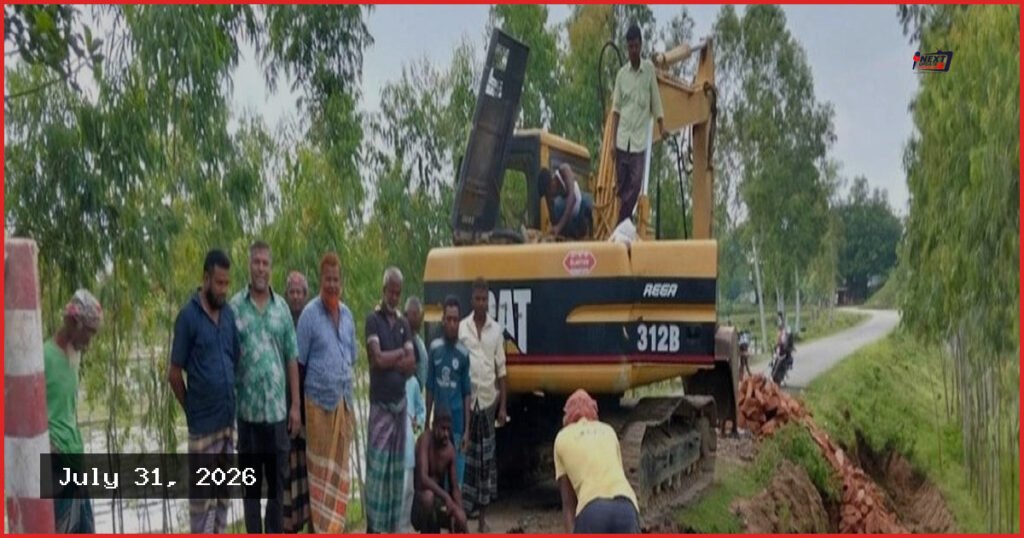 সরকারি উদ্যোগের অপেক্ষায় না থেকে নিজ উদ্যোগে রাস্তা সংস্কার গ্রামবাসীদের