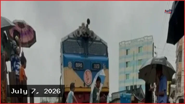 চট্টগ্রামে রেললাইনে পানি: আটকে পড়ল পর্যটক এক্সপ্রেস