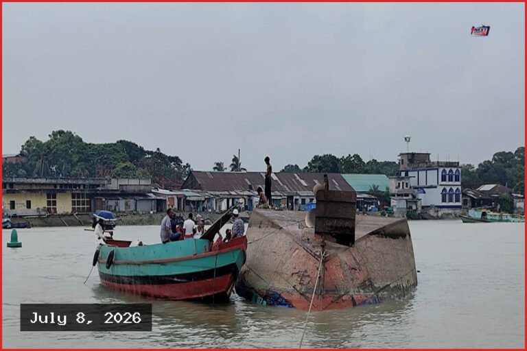মেঘনার ঘূর্ণিস্রোতে ধান-চাল বোঝাই কার্গোডুবি, অল্পের জন্য রক্ষা শ্রমিকদের