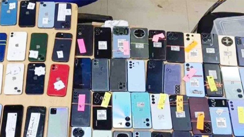 চাঁপাইনবাবগঞ্জে চোরাই ভারতীয় মোবাইলসহ আটক ৫