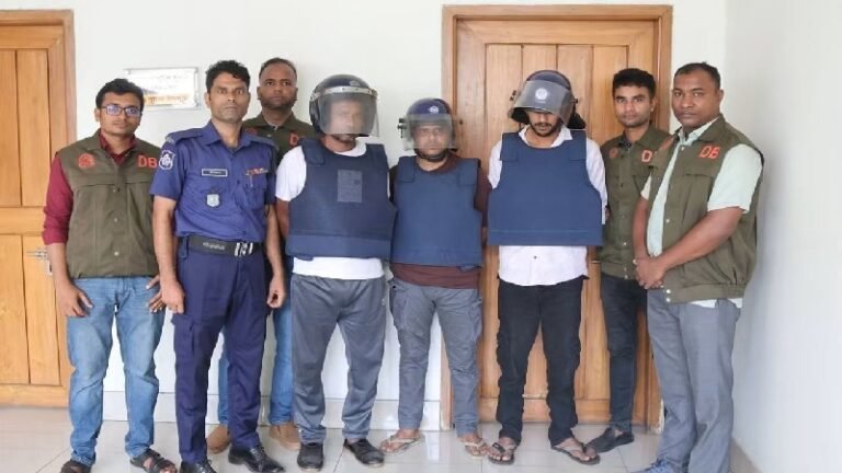 চট্টগ্রামে শীর্ষ সন্ত্রাসীর দুই সহযোগী গ্রেপ্তার, উদ্ধার অস্ত্র ও গুলি