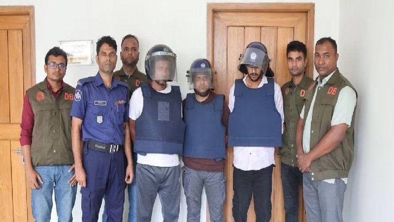 চট্টগ্রামে শীর্ষ সন্ত্রাসীর দুই সহযোগী গ্রেপ্তার, উদ্ধার অস্ত্র ও গুলি