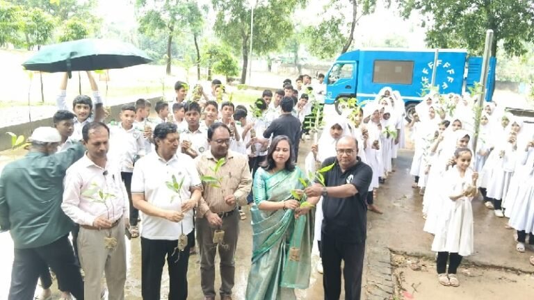 উখিয়ায় শিক্ষার্থীদের হাতে গাছের চারা তুলে দিয়ে পরিবেশ সচেতনতার বার্তা