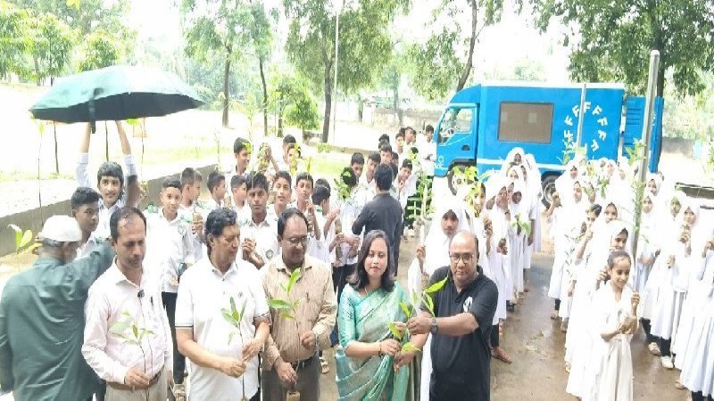 উখিয়ায় শিক্ষার্থীদের হাতে গাছের চারা তুলে দিয়ে পরিবেশ সচেতনতার বার্তা