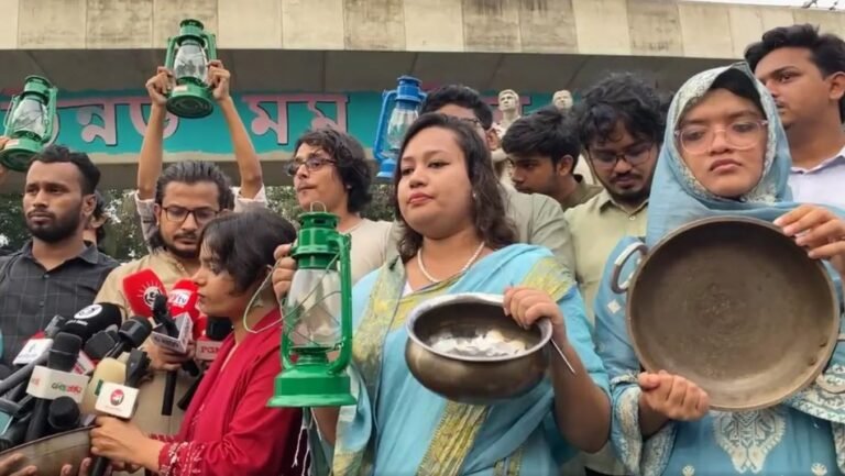 গ্যাস-বিদ্যুৎ সংকটের প্রতিবাদে ঢাবিতে হারিকেন ও হাঁড়ি-পাতিল নিয়ে বিক্ষোভ