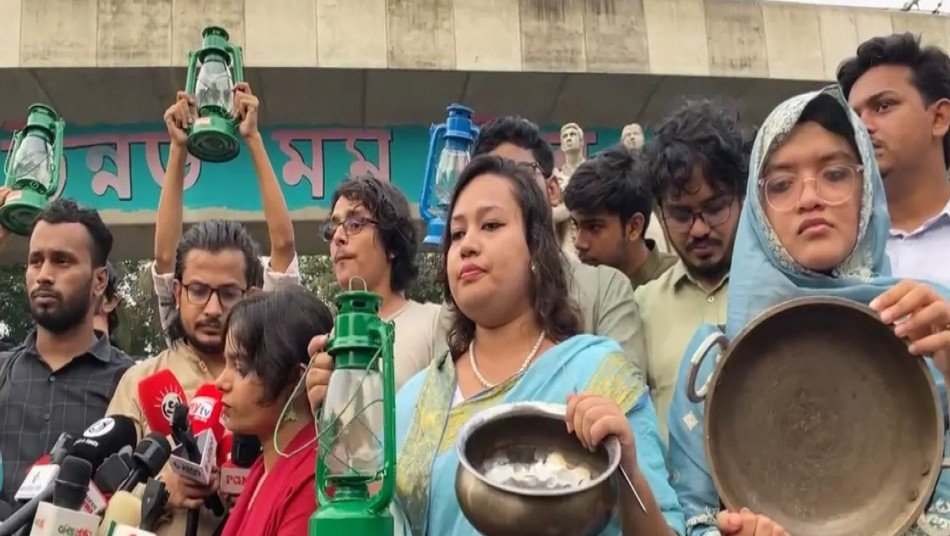 গ্যাস-বিদ্যুৎ সংকটের প্রতিবাদে ঢাবিতে হারিকেন ও হাঁড়ি-পাতিল নিয়ে বিক্ষোভ